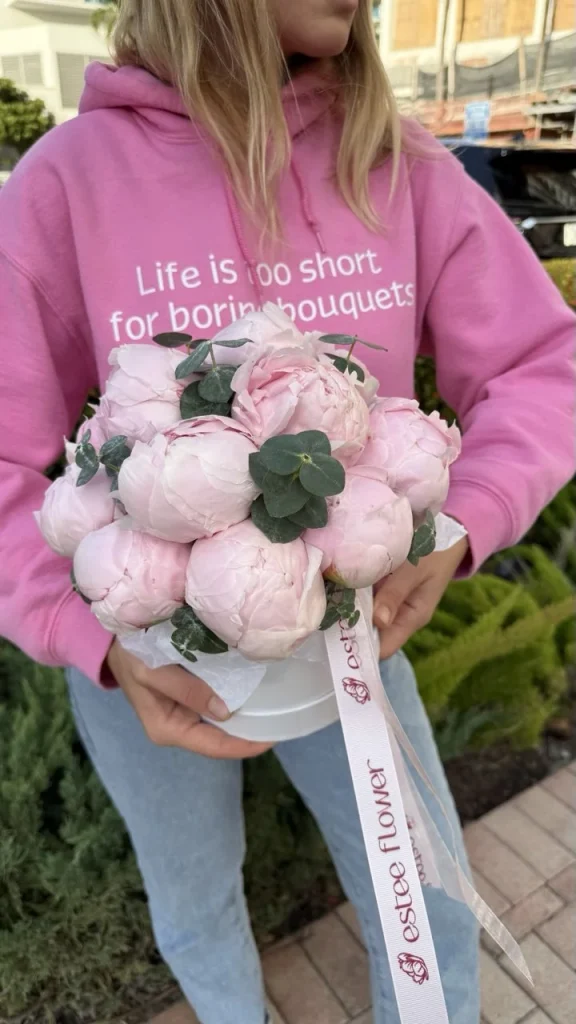 Mother’s Day Flowers: Which Flowers Truly Symbolize Motherhood 8 Hat box with peonies and eucalyptus flower arrangement