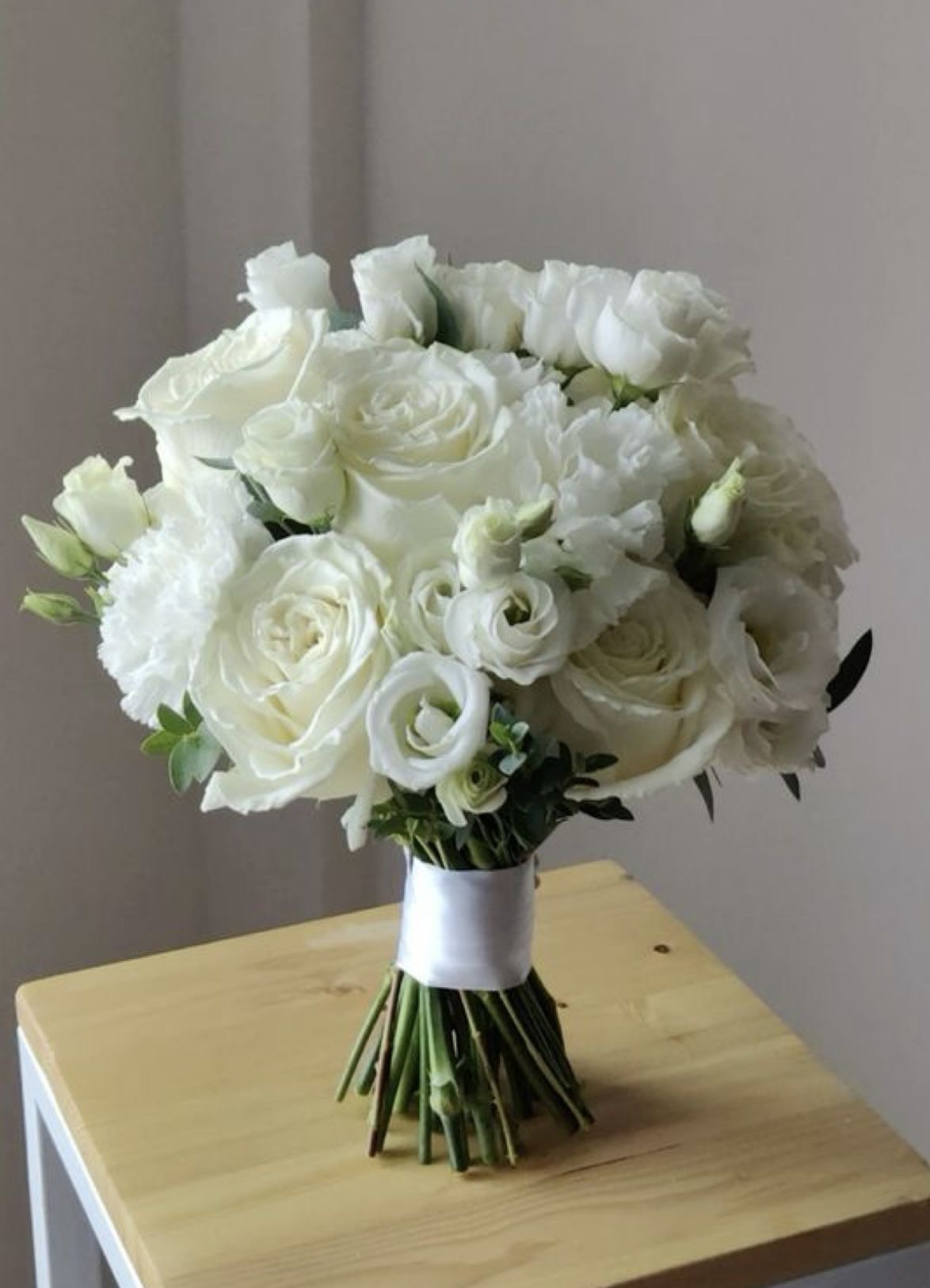 Wedding bouquet Love Oath | White bridal bouquet with roses and lisianthus
