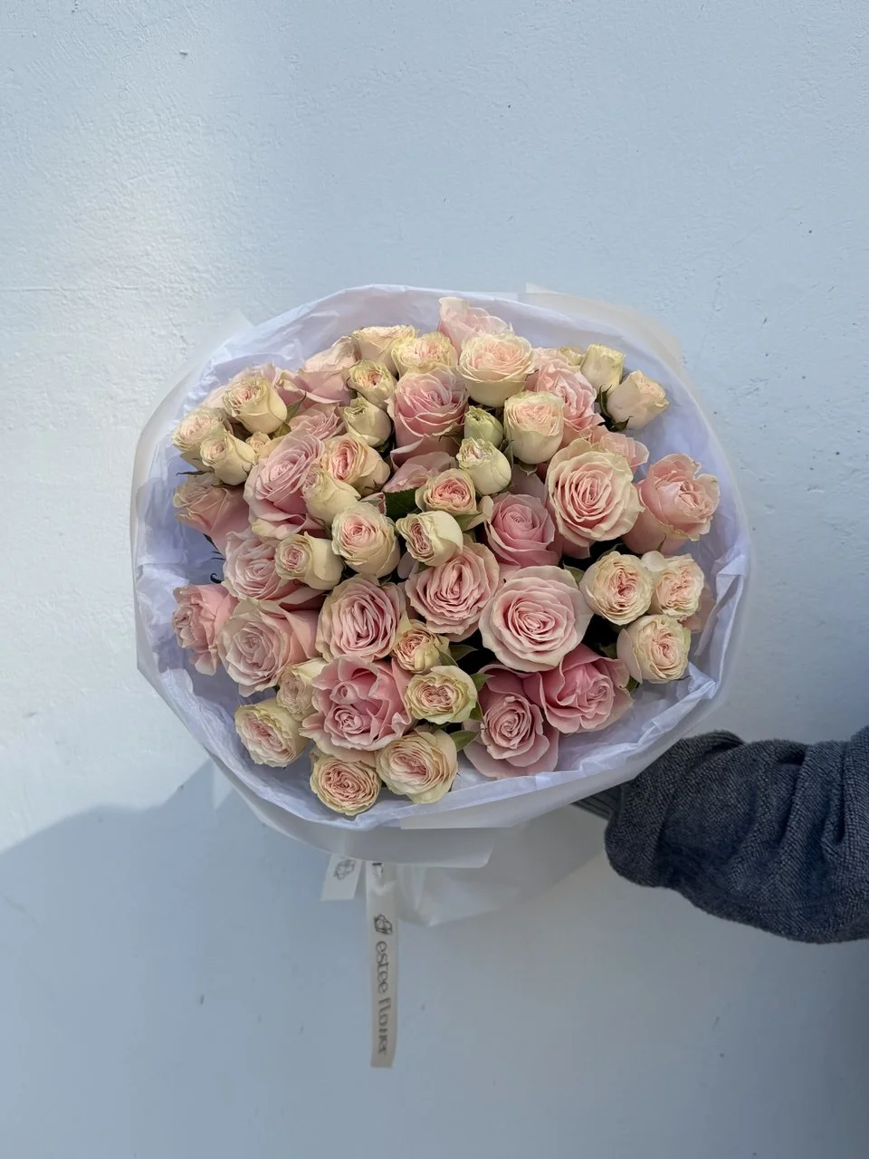 Pink rose bouquet with Mondial roses and spray roses