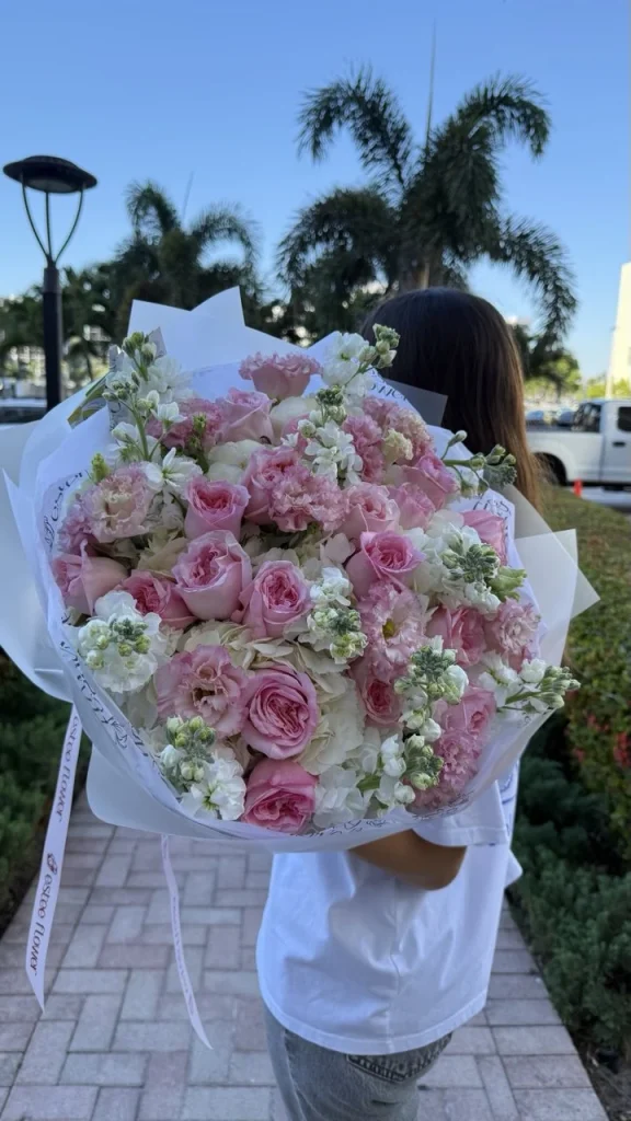 Sweet Kiss Bouquet with Garden Roses, Hydrangea, and Lisianthus