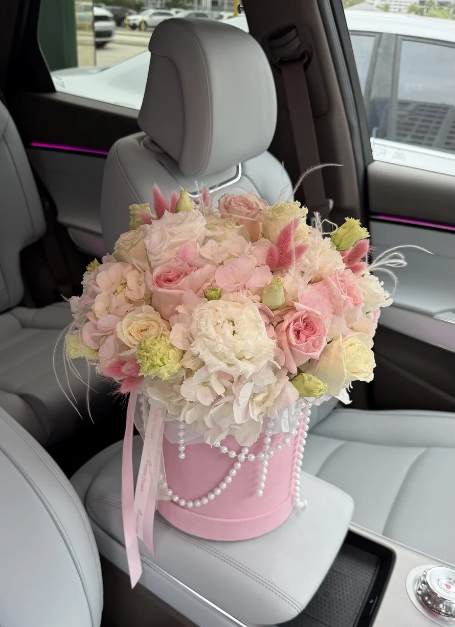 White and light pink hat box arrangement Pearls and petals with pearls