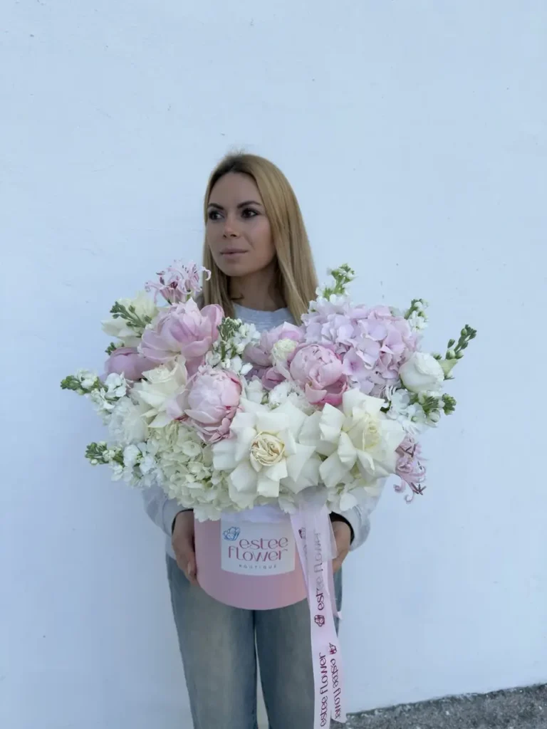 Flowers in a hat box Marshmallow with hydrangeas, peonies and garden roses
