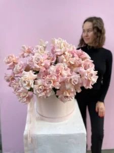 Passover flowers 5 twisted pink roses in a hat box 1 result